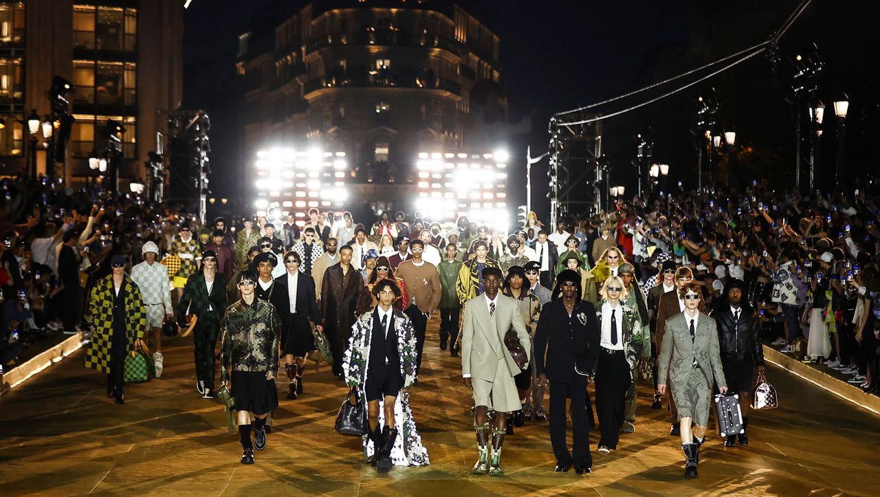 CORAL GOSPEL, CRIATIVIDADE E NOMES DE PESO NA PRIMEIRA FILEIRA: SAIBA SOBRE O  1° DESFILE DE  PHARRELL WILLIAMS COMO DIRETOR CRIATIVO DA LOUIS VUITTON